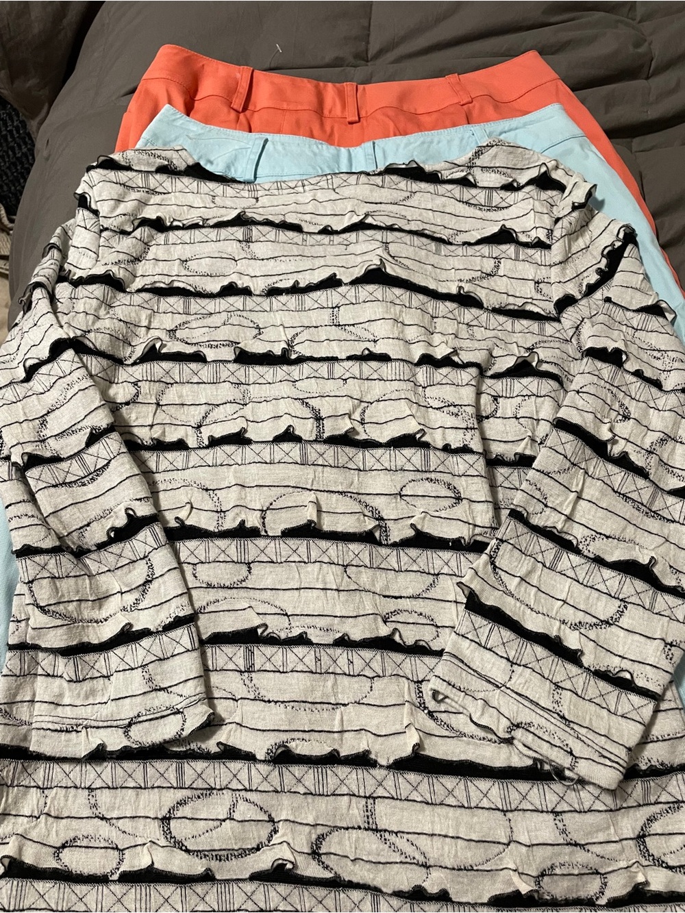 New 2 Talbots Coral & Blue Womens Bermuda Shorts Size 8/B&W top w/ruffles size S - Picture 11 of 16